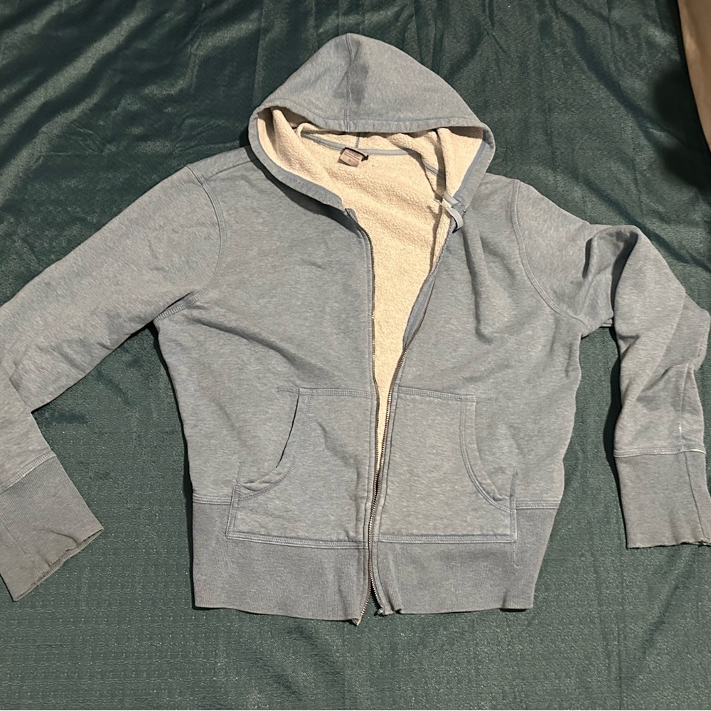 Very comfortable light blue jacket does need a replaceable zipper
